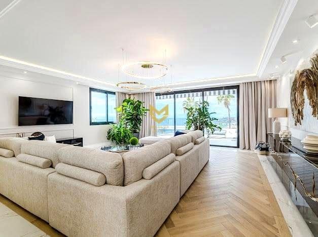 4 makuuhuone Huvila myytävänä paikassa Costa Adeje, Adeje mukana uima-altaan 
autotalli - 2 600 000 € (Ref: 9645212)