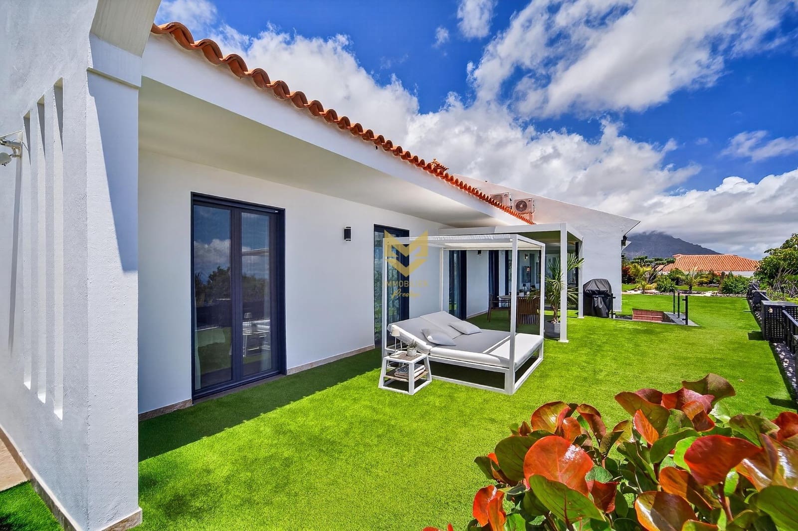 Chalet de 4 habitaciones en Costa Adeje en venta con piscina garaje - 1.450.000 € (Ref: 9833829)