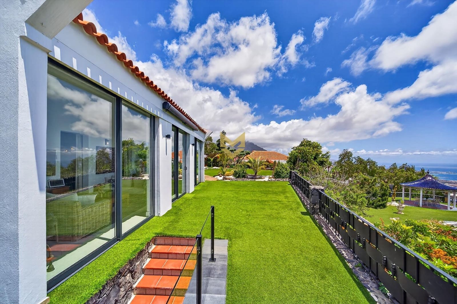 Chalet de 4 habitaciones en Costa Adeje en venta con piscina garaje - 1.450.000 € (Ref: 9833829)