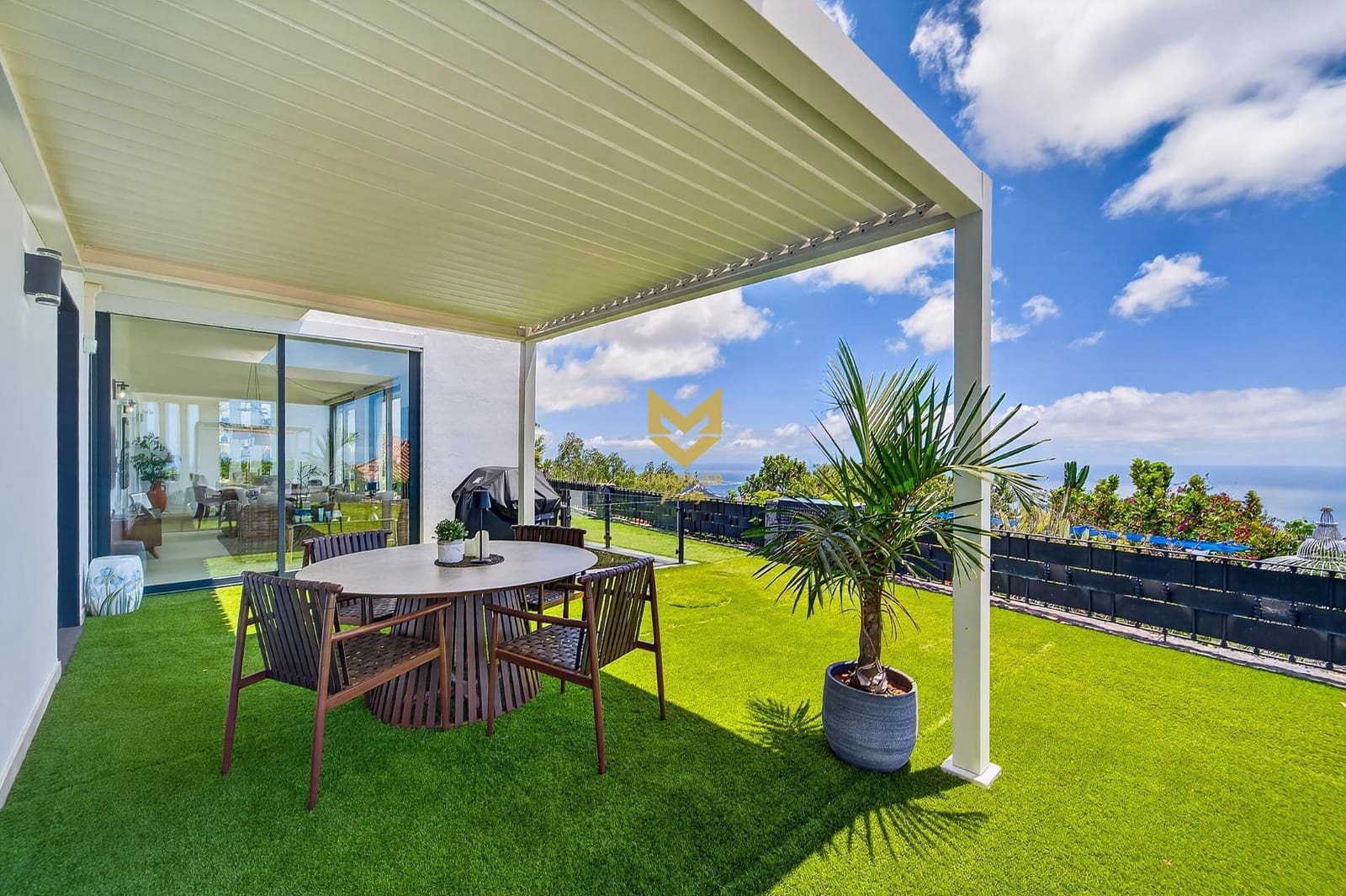 Chalet de 4 habitaciones en Costa Adeje en venta con piscina garaje - 1.450.000 € (Ref: 9833829)