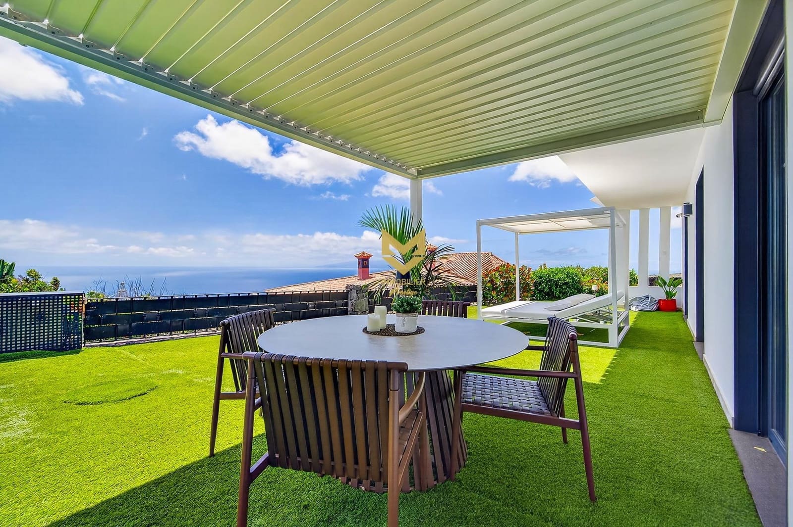 Chalet de 4 habitaciones en Costa Adeje en venta con piscina garaje - 1.450.000 € (Ref: 9833829)