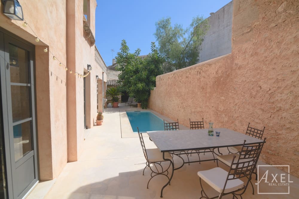 4 soveværelse Byhus til salg i Campos med swimmingpool garage - € 1.500.000 (Ref: 9246493)