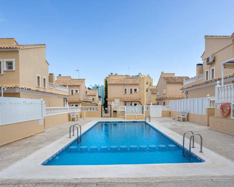 2 soveværelse Villa til salg i Guardamar del Segura med swimmingpool - € 299.900 (Ref: 9345172)