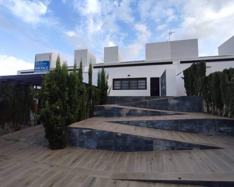 2 soveværelse Villa til salg i La Peraleja Golf Resort med swimmingpool - € 274.995 (Ref: 9360500)