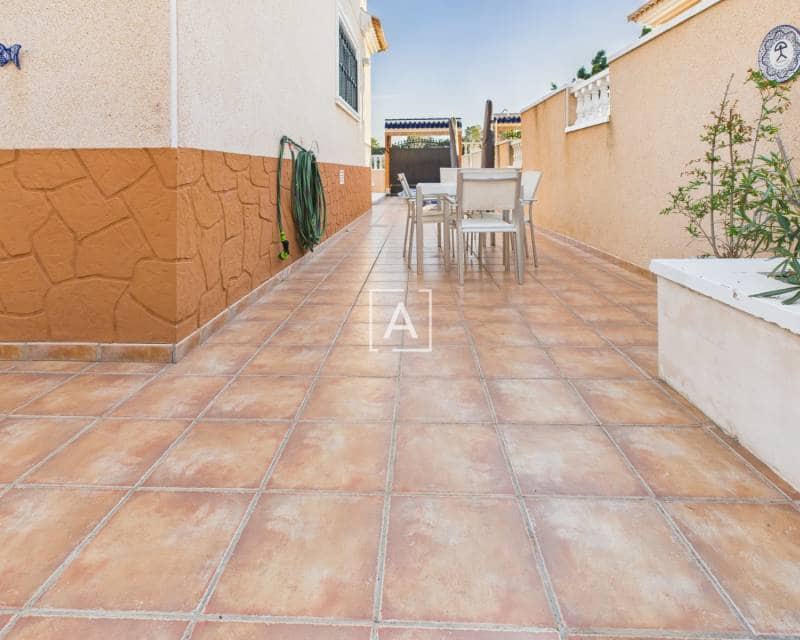 Chalet de 3 habitaciones en Pinar de Campoverde en venta con piscina - 397.500 € (Ref: 9362712)