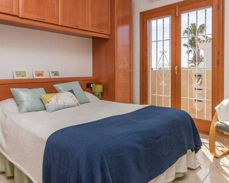 Casa de 3 habitaciones en Playa Flamenca en venta con piscina - 239.000 € (Ref: 9715175)