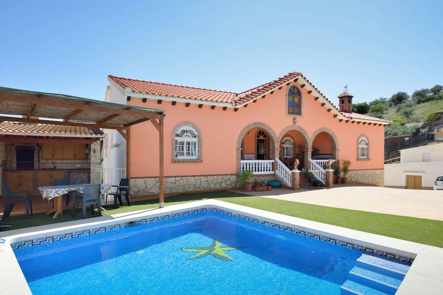 Chalet de 3 habitaciones en Viñuela en venta con piscina - 349.000 € (Ref: 8296602)