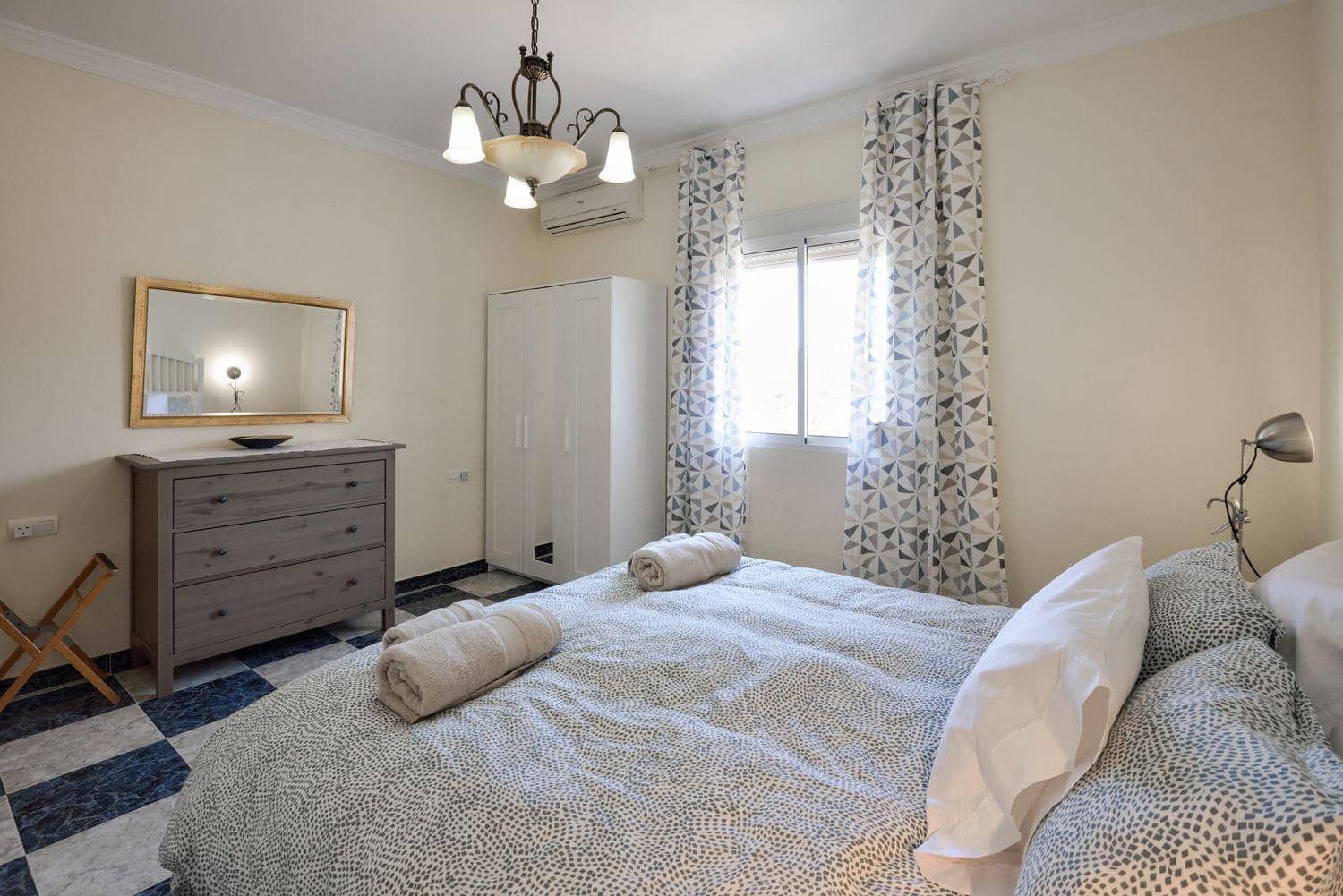 Chalet de 3 habitaciones en Viñuela en venta con piscina - 349.000 € (Ref: 8296602)