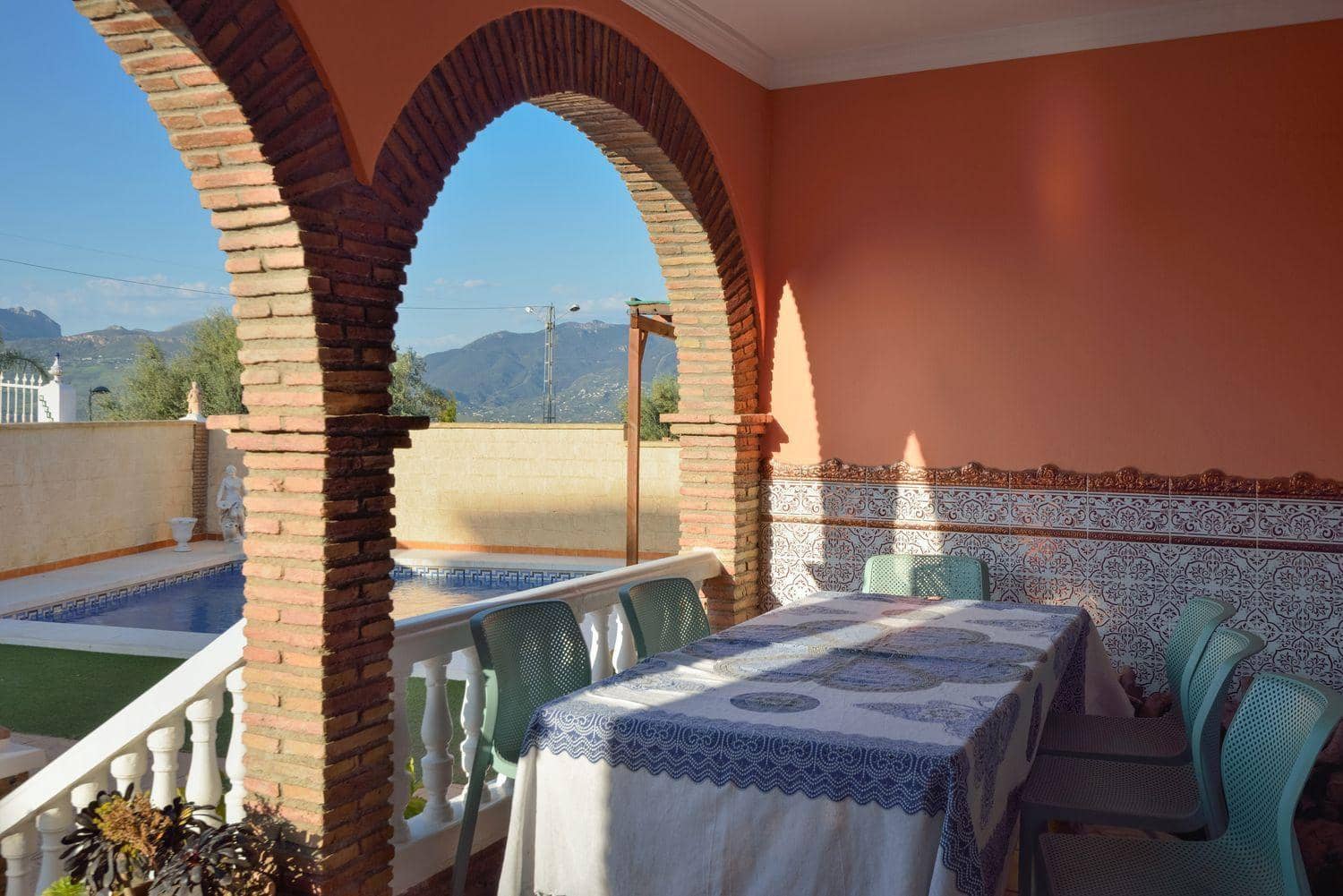 Chalet de 3 habitaciones en Viñuela en venta con piscina - 349.000 € (Ref: 8296602)