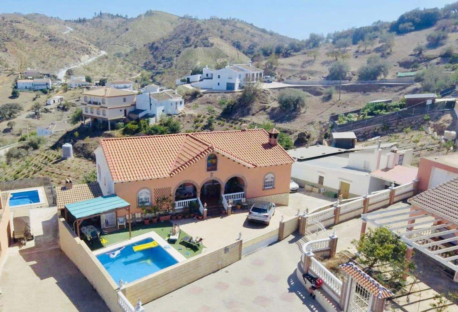 Chalet de 3 habitaciones en Viñuela en venta con piscina - 349.000 € (Ref: 8296602)