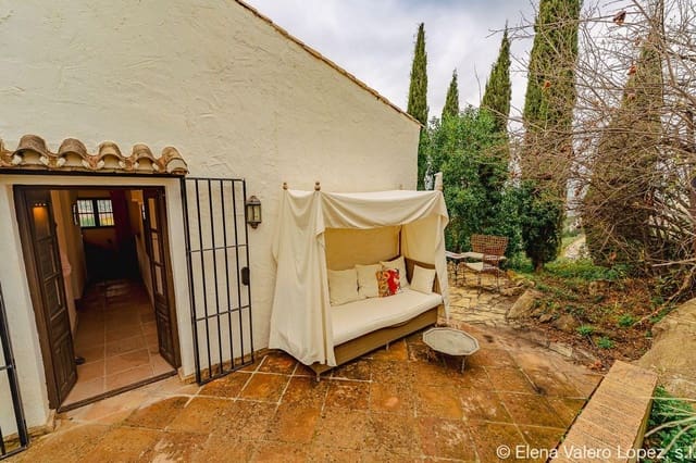 Finca/Casa Rural de 4 habitaciones en Alcaucín en venta con piscina - 575.000 € (Ref: 9474066)