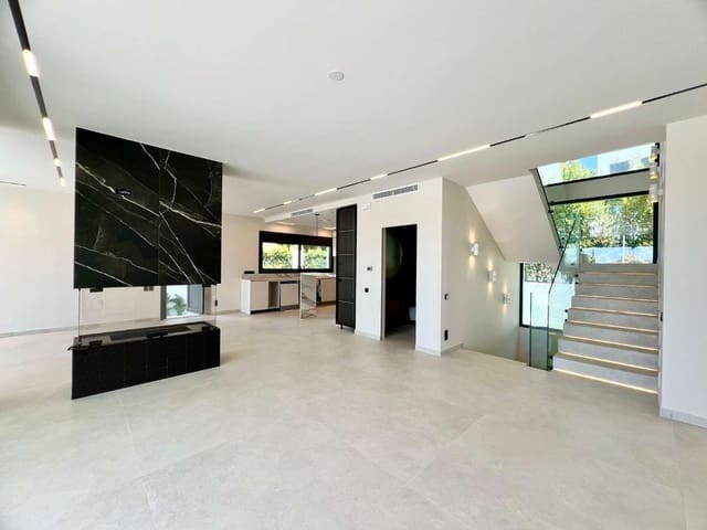 6 bedroom Villa for sale in Marbella with pool - € 3,899,000 (Ref: 8881357)