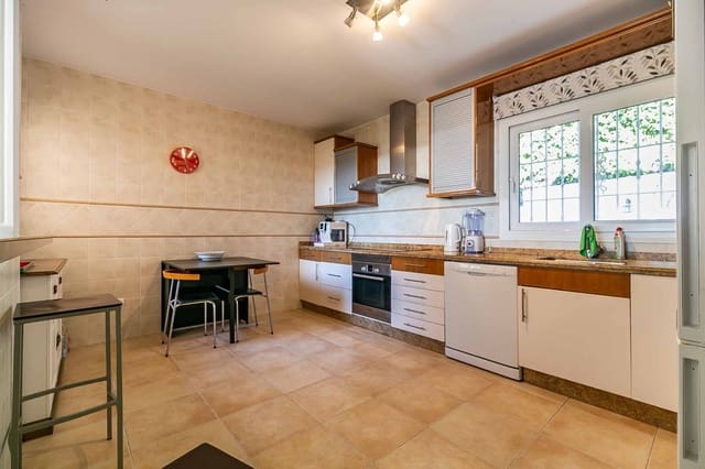 3 bedroom Townhouse for sale in Marbella with pool - € 949,000 (Ref: 8998168)