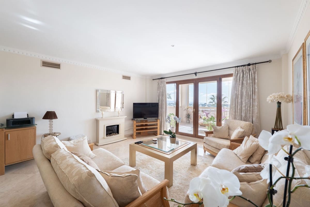 2 bedroom Apartment for sale in Benahavis with pool - € 579,000 (Ref: 9007381)