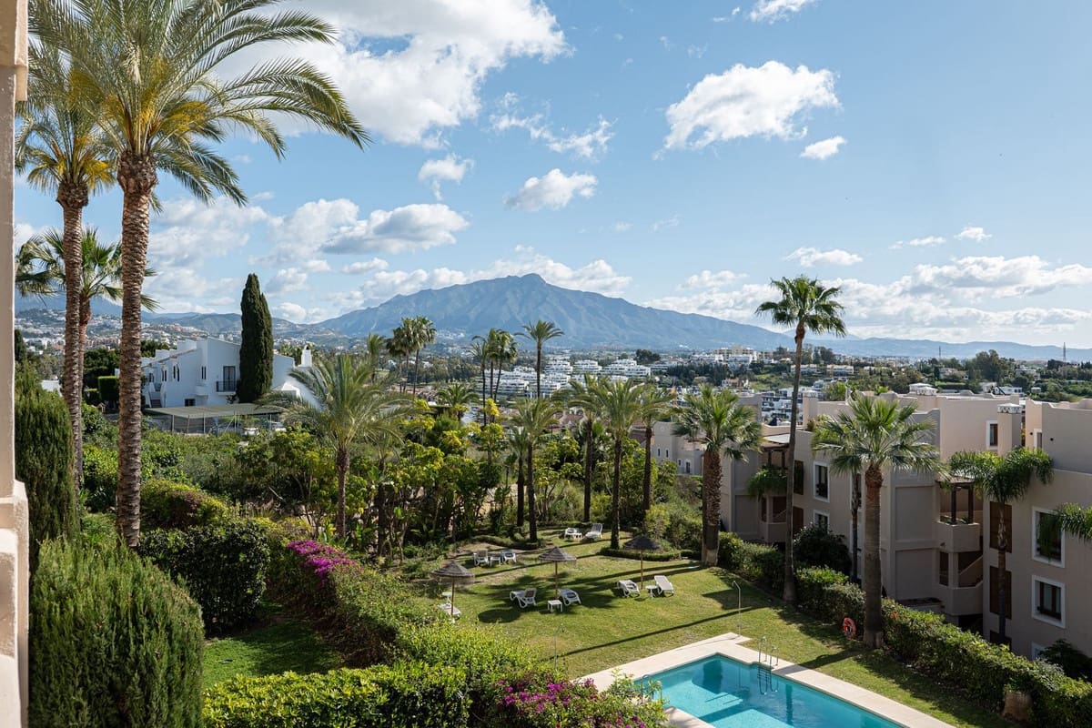 2 bedroom Apartment for sale in Benahavis with pool - € 579,000 (Ref: 9007381)