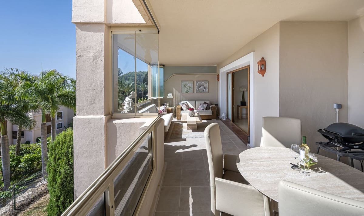2 bedroom Apartment for sale in Benahavis with pool - € 579,000 (Ref: 9007381)