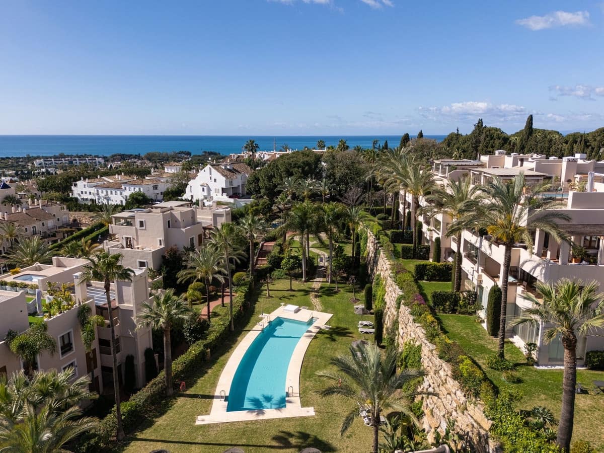 2 bedroom Apartment for sale in Benahavis with pool - € 579,000 (Ref: 9007381)