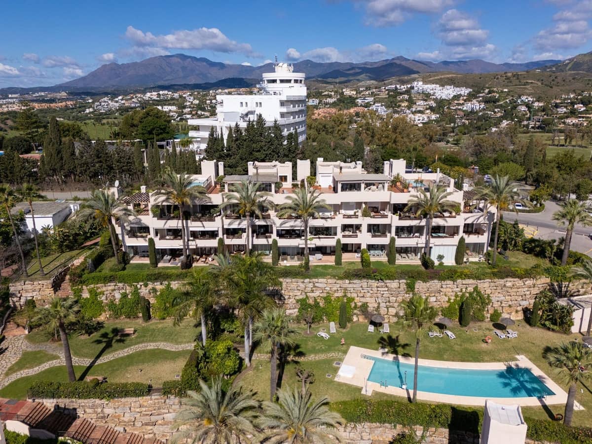 2 bedroom Apartment for sale in Benahavis with pool - € 579,000 (Ref: 9007381)