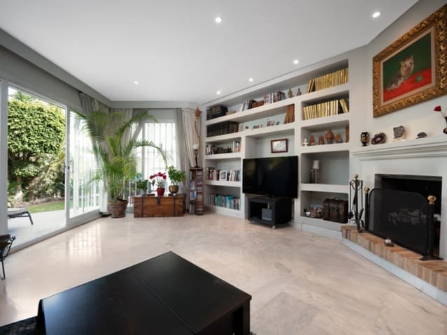 3 bedroom Bungalow for sale in Marbella with pool - € 865,000 (Ref: 9007385)