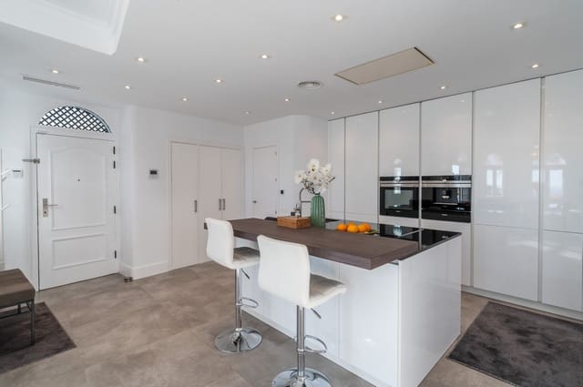 2 bedroom Apartment for sale in Marbella with pool - € 995,000 (Ref: 9012239)