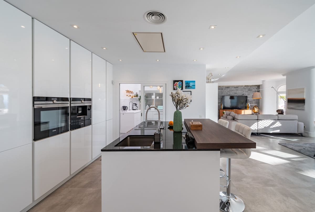 Apartamento de 2 habitaciones en Marbella en venta con piscina - 995.000 € (Ref: 9012239)