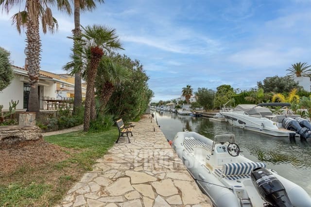 8 slaapkamer Villa te koop in Empuriabrava, Castelló d'Empúries met zwembad - € 1.380.000 (Ref: 7080627)