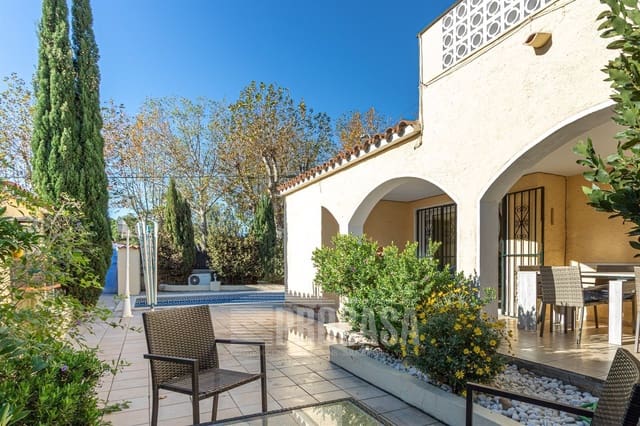 4 slaapkamer Villa te koop in Empuriabrava, Castelló d'Empúries met zwembad - € 430.000 (Ref: 7255142)