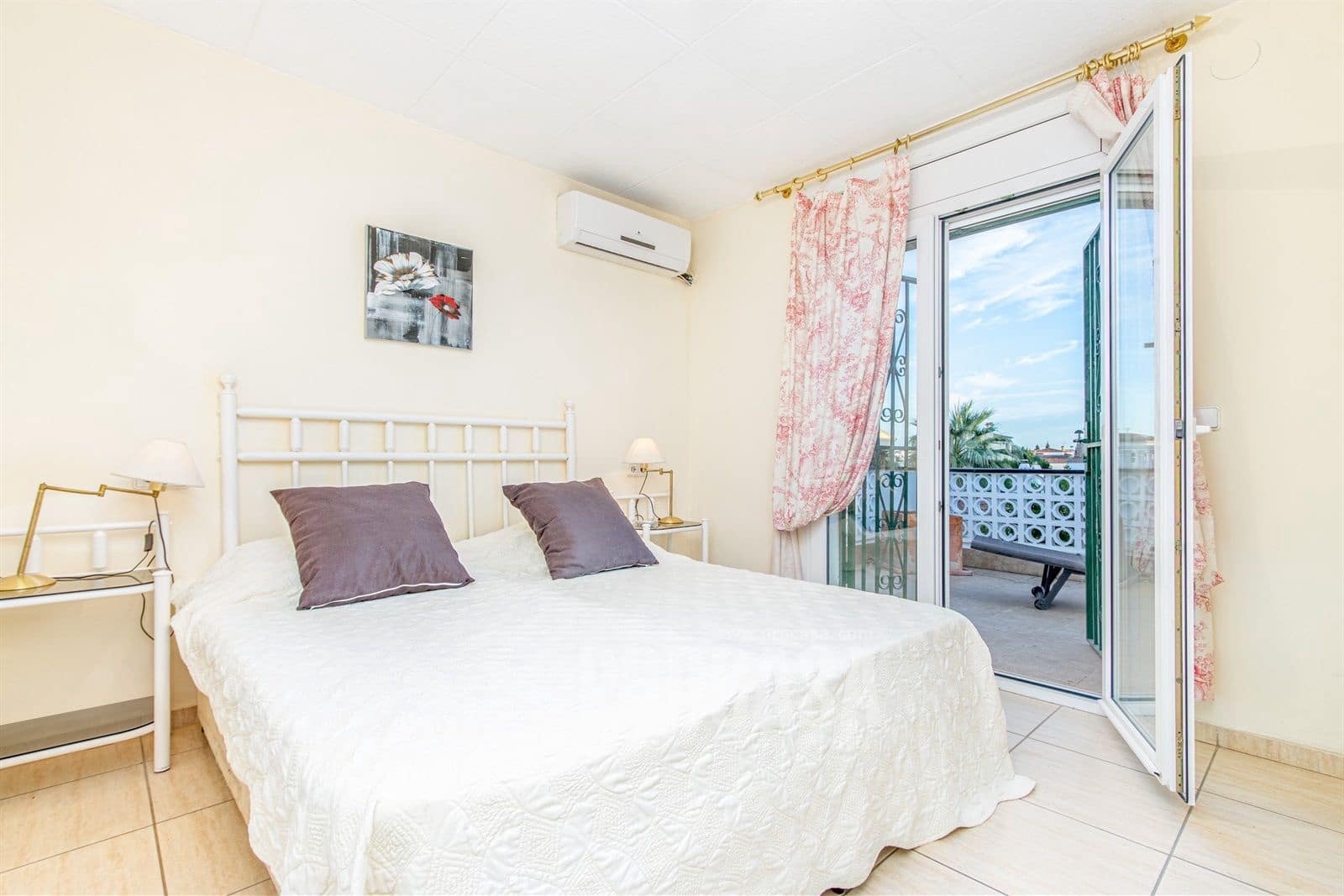 4 slaapkamer Villa te koop in Empuriabrava met zwembad - € 430.000 (Ref: 7255142)