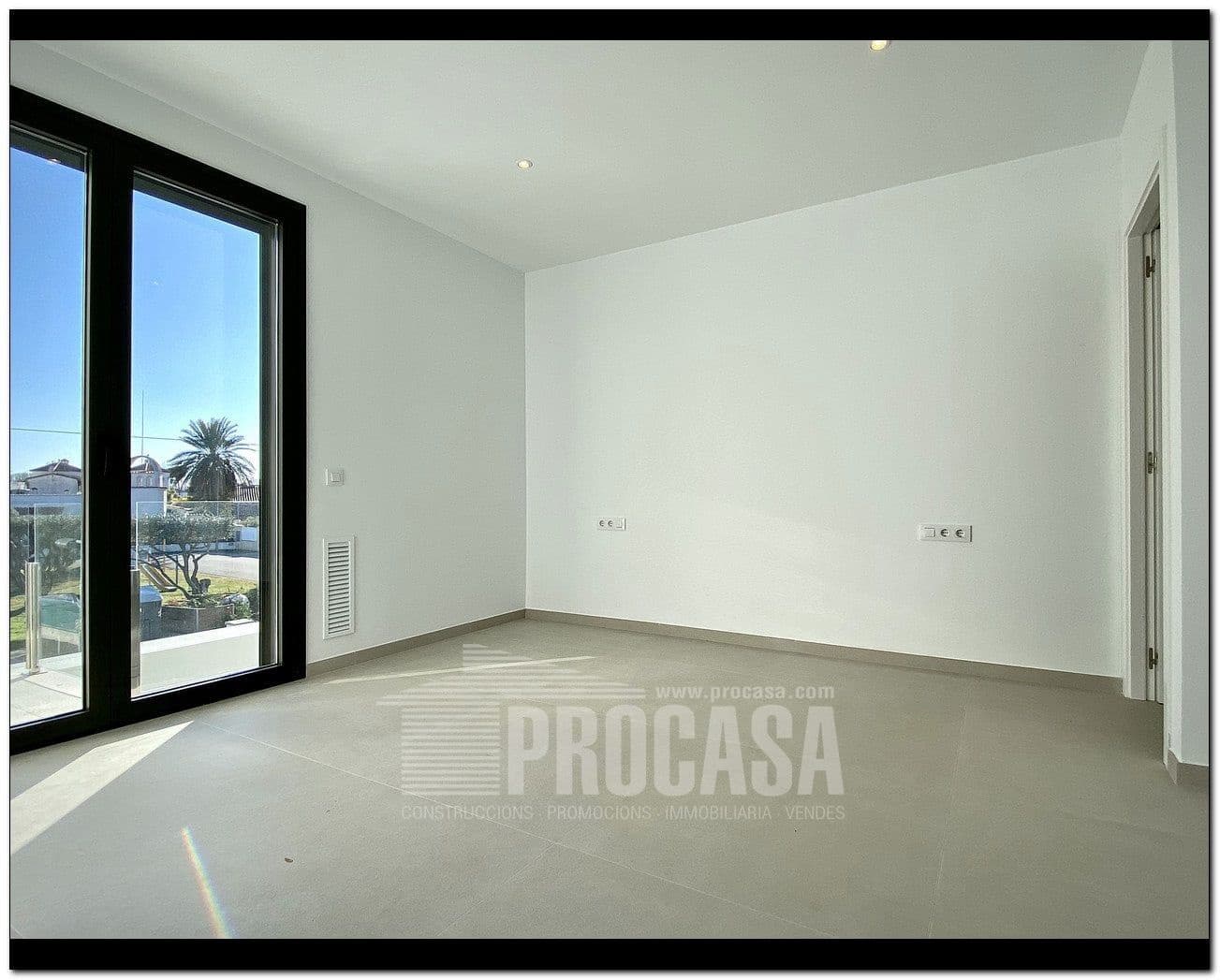 4 slaapkamer Villa te koop in Empuriabrava met zwembad garage - € 659.000 (Ref: 7401760)