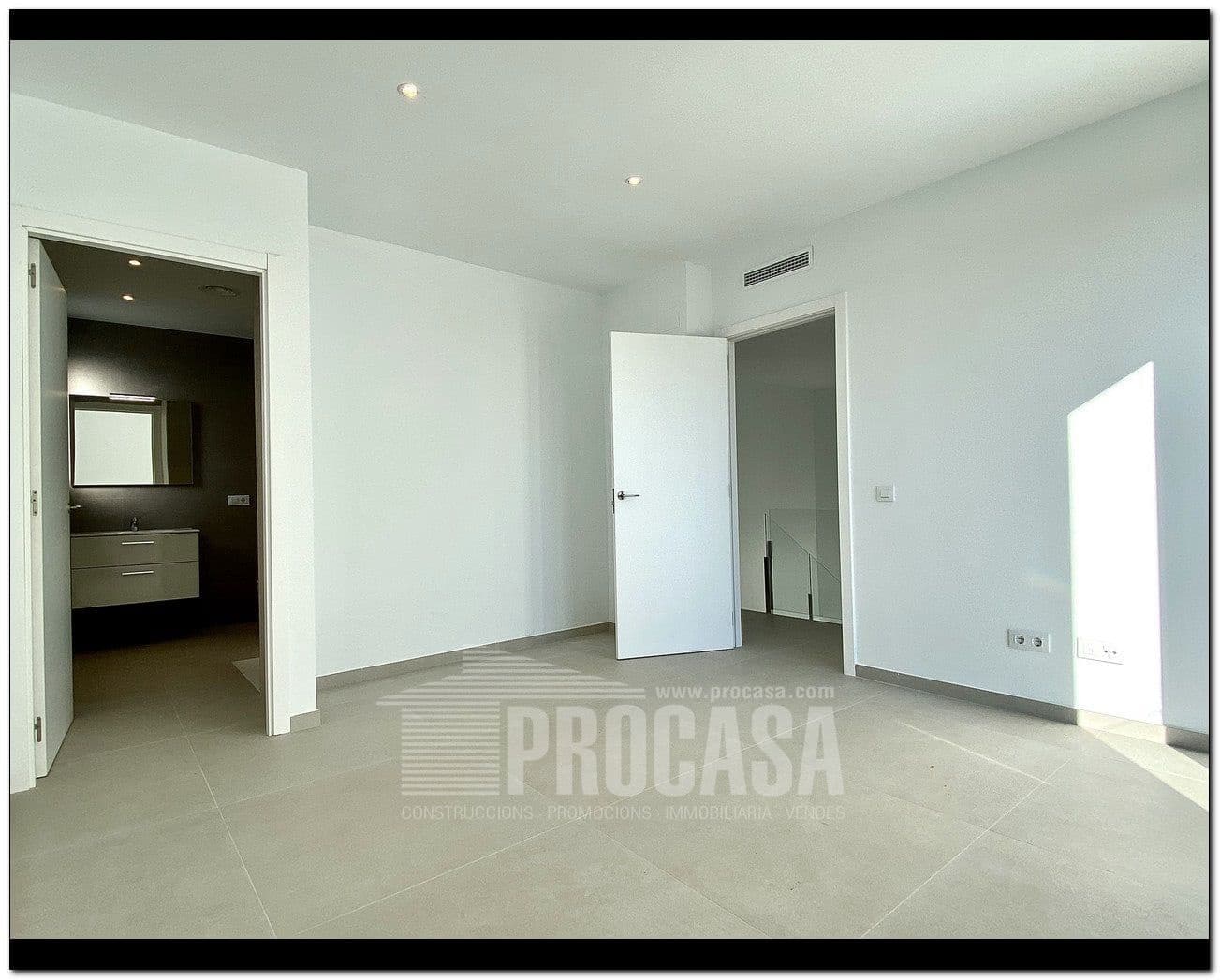 4 slaapkamer Villa te koop in Empuriabrava met zwembad garage - € 659.000 (Ref: 7401760)