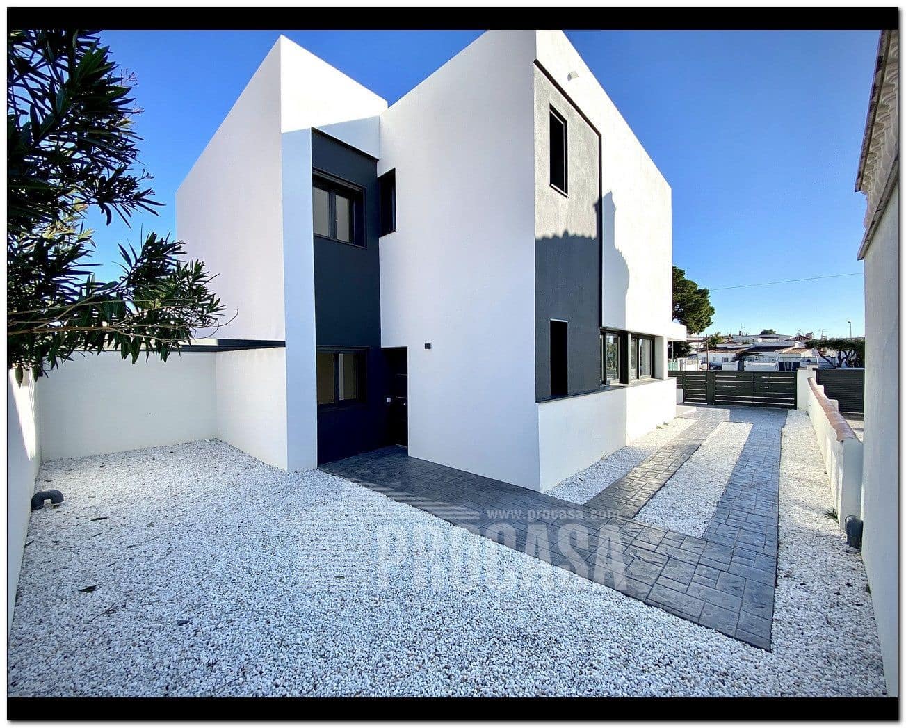 4 slaapkamer Villa te koop in Empuriabrava met zwembad garage - € 659.000 (Ref: 7401760)