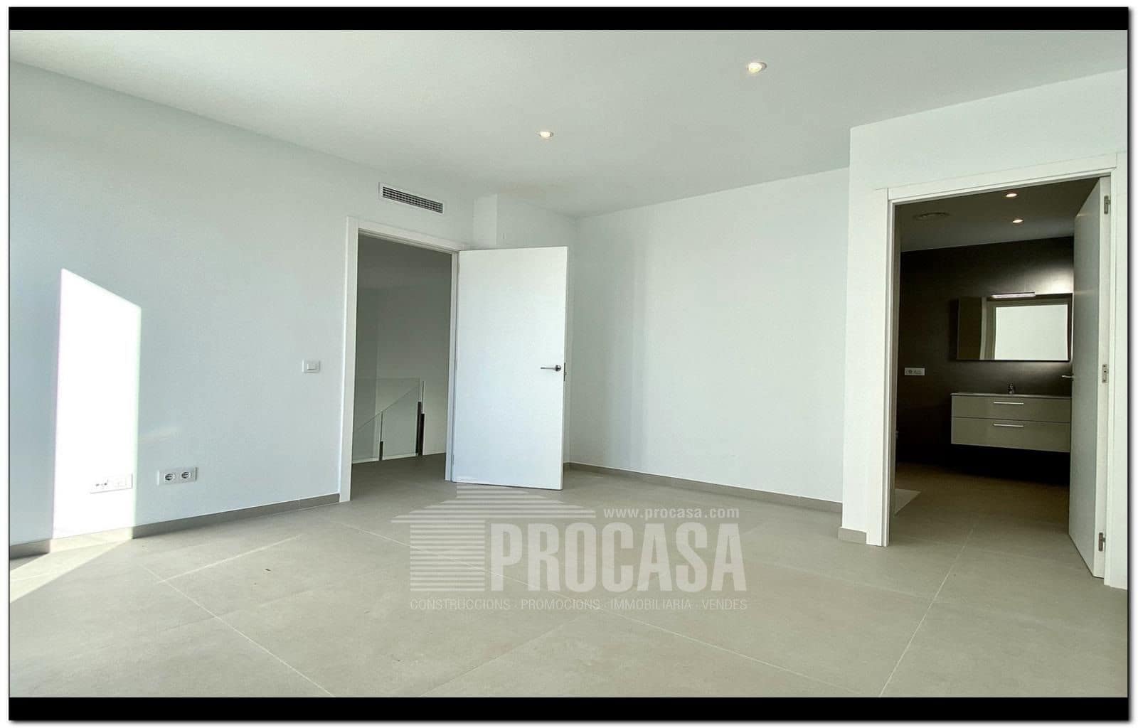 3 chambre Villa/Maison à vendre à Empuriabrava avec piscine garage - 659 000 € (Ref: 7401761)