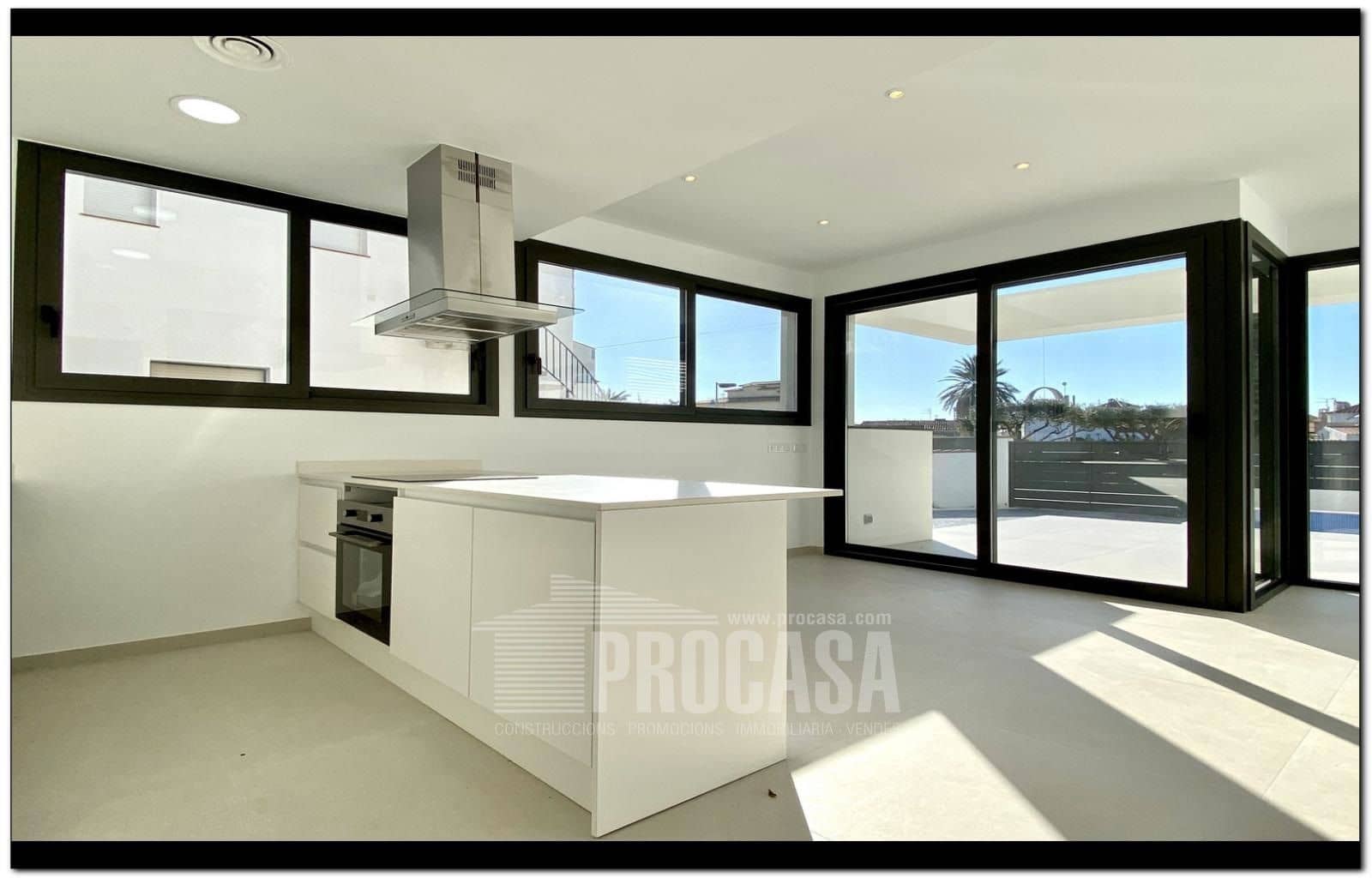 3 chambre Villa/Maison à vendre à Empuriabrava avec piscine garage - 659 000 € (Ref: 7401761)