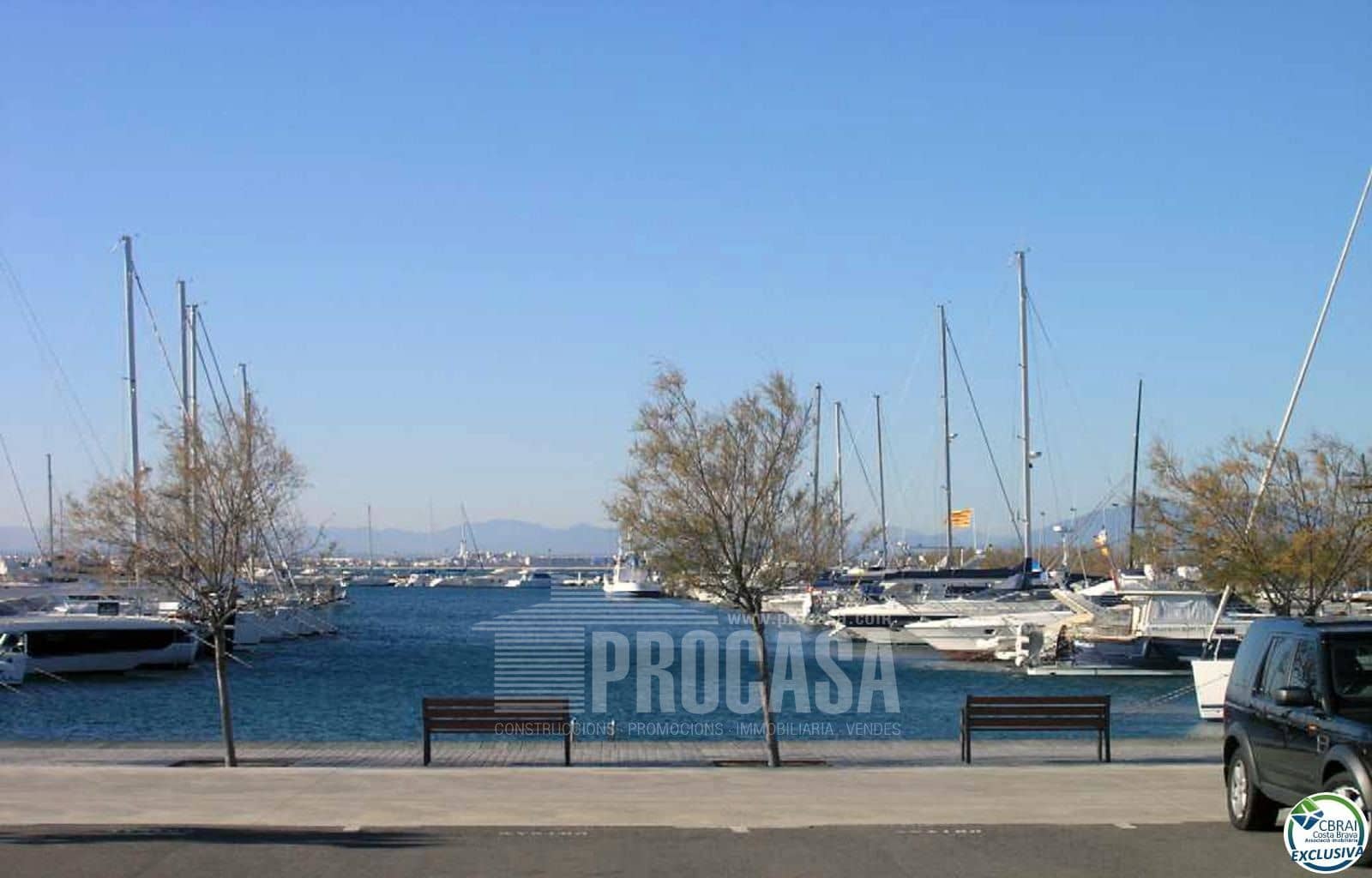 2 bedroom Flat for sale in Roses with garage - € 385,000 (Ref: 7753572)