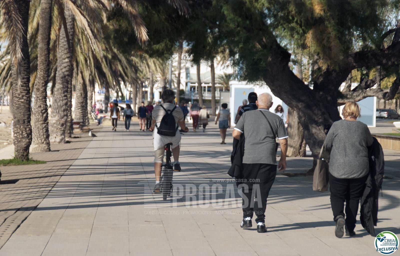 2 bedroom Flat for sale in Roses with garage - € 385,000 (Ref: 7753572)