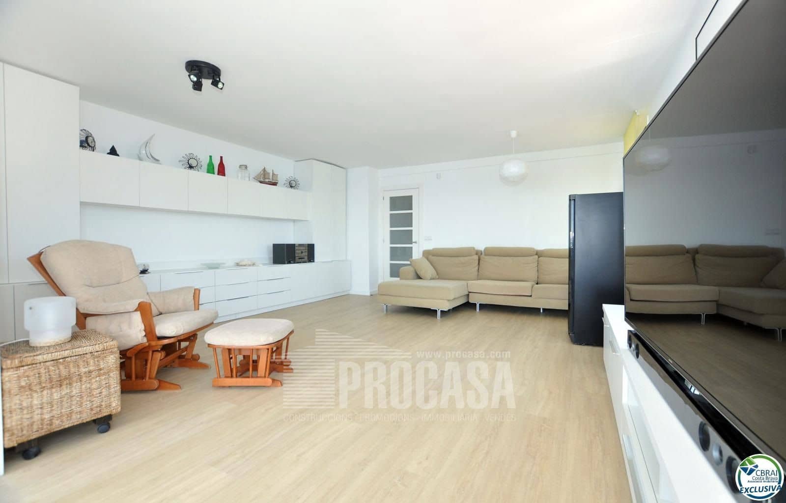 2 bedroom Flat for sale in Roses with garage - € 385,000 (Ref: 7753572)