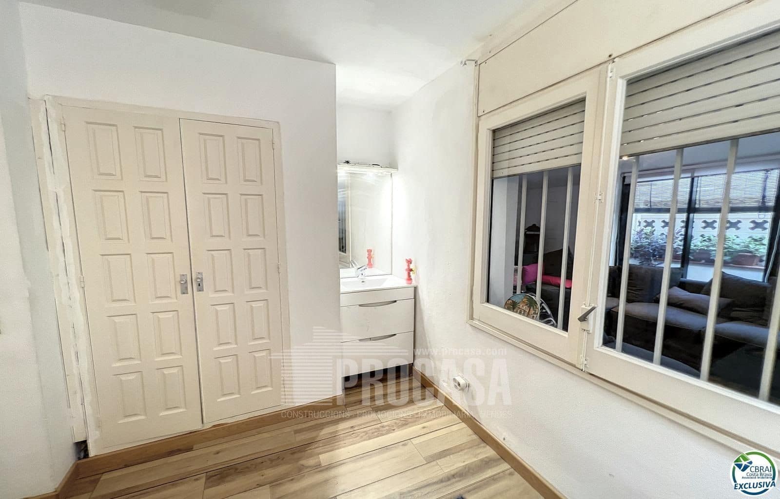 6 bedroom Flat for sale in Roses - € 315,000 (Ref: 7981773)