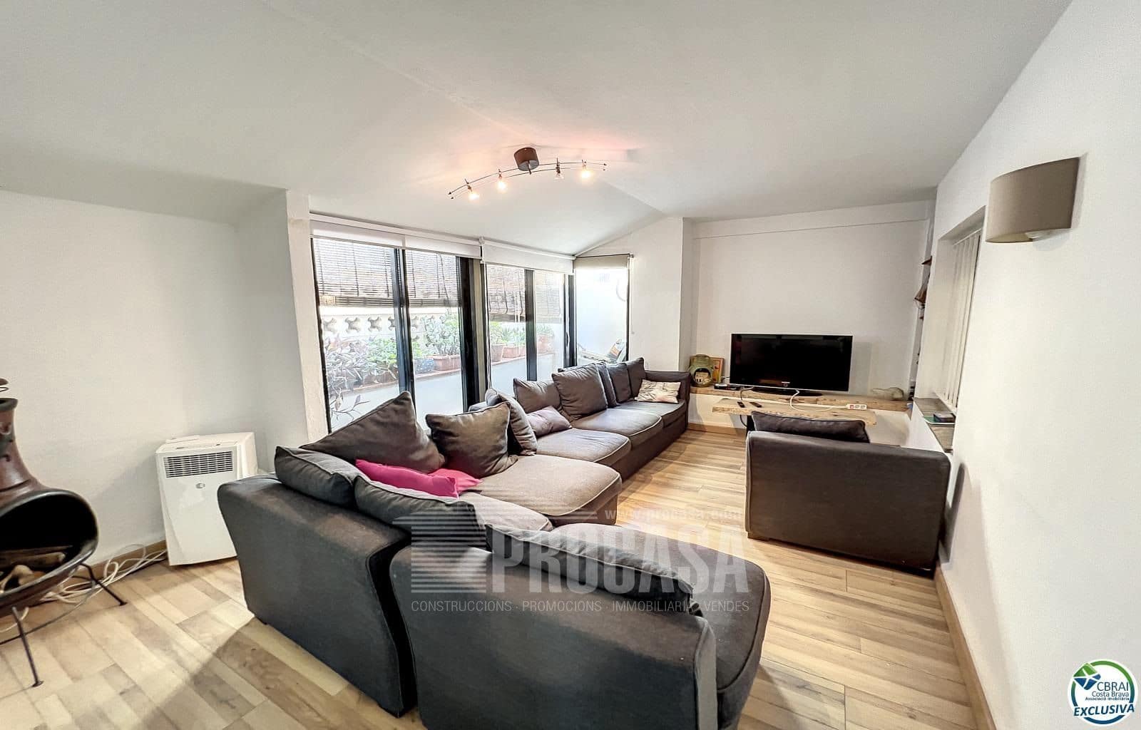 6 bedroom Flat for sale in Roses - € 315,000 (Ref: 7981773)