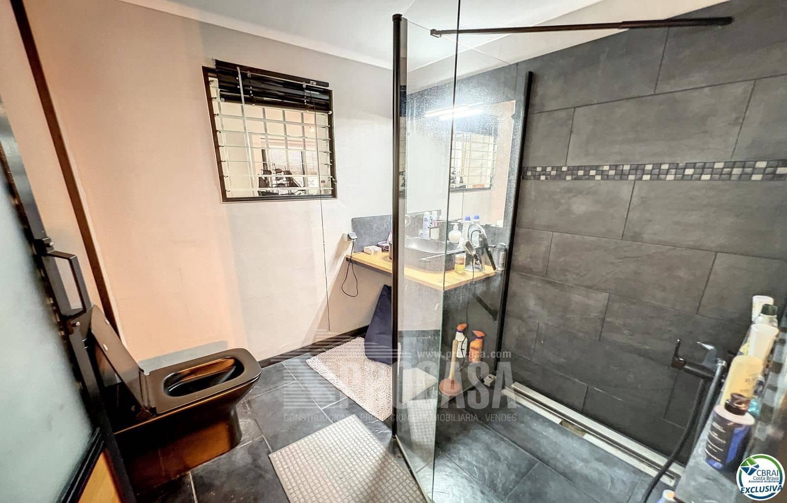 6 bedroom Flat for sale in Roses - € 315,000 (Ref: 7981773)