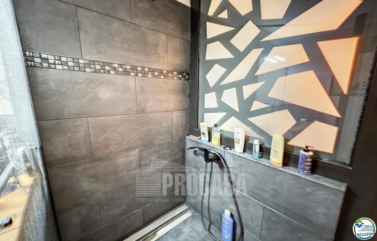 6 bedroom Flat for sale in Roses - € 315,000 (Ref: 7981773)