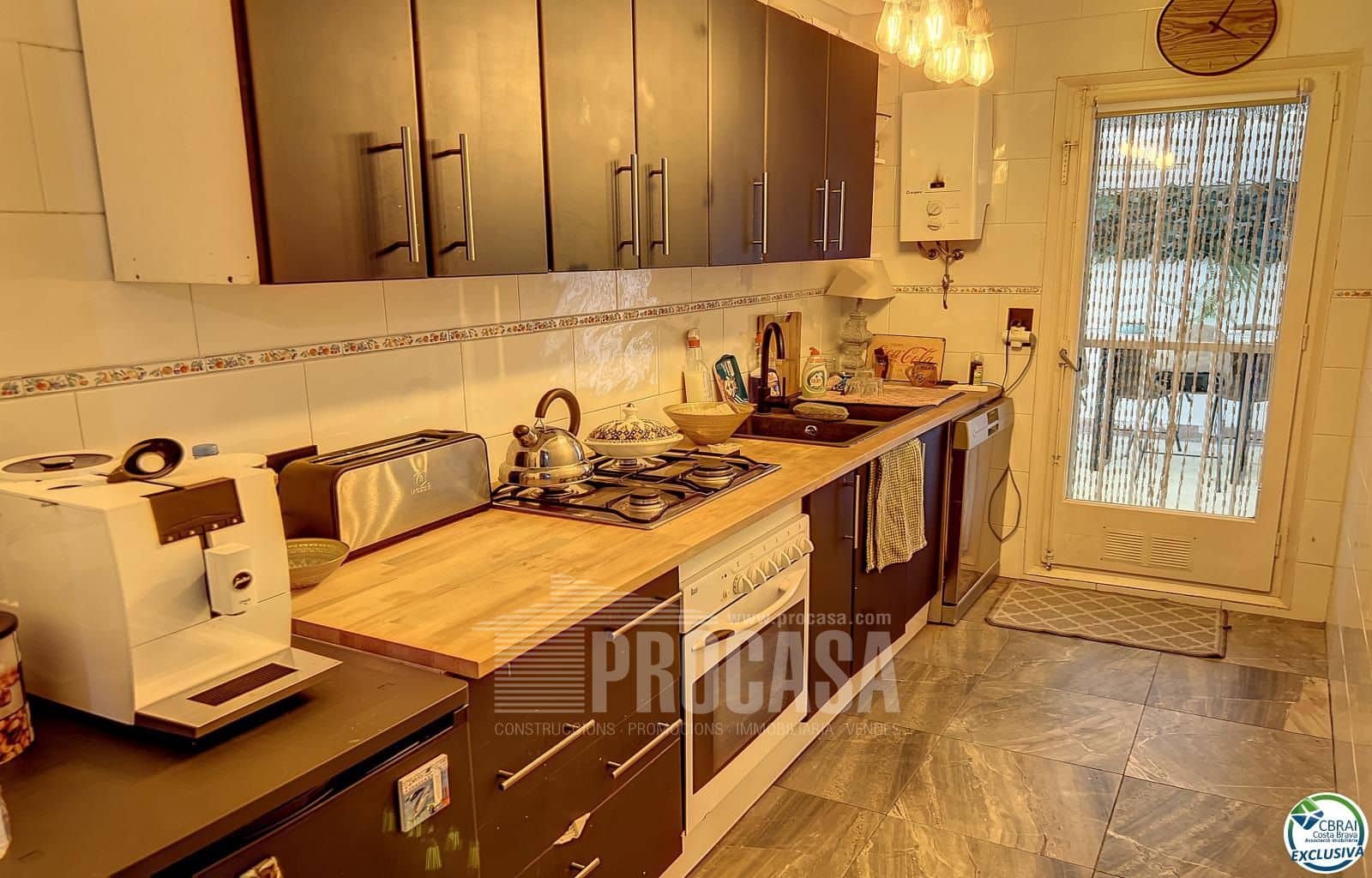 6 bedroom Flat for sale in Roses - € 315,000 (Ref: 7981773)