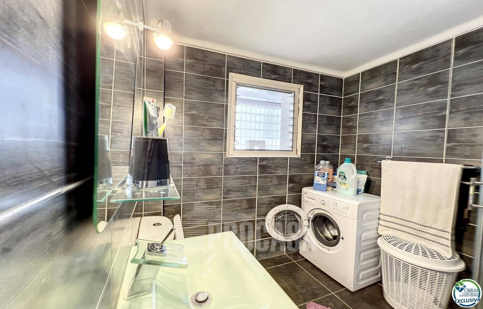 6 bedroom Flat for sale in Roses - € 315,000 (Ref: 7981773)