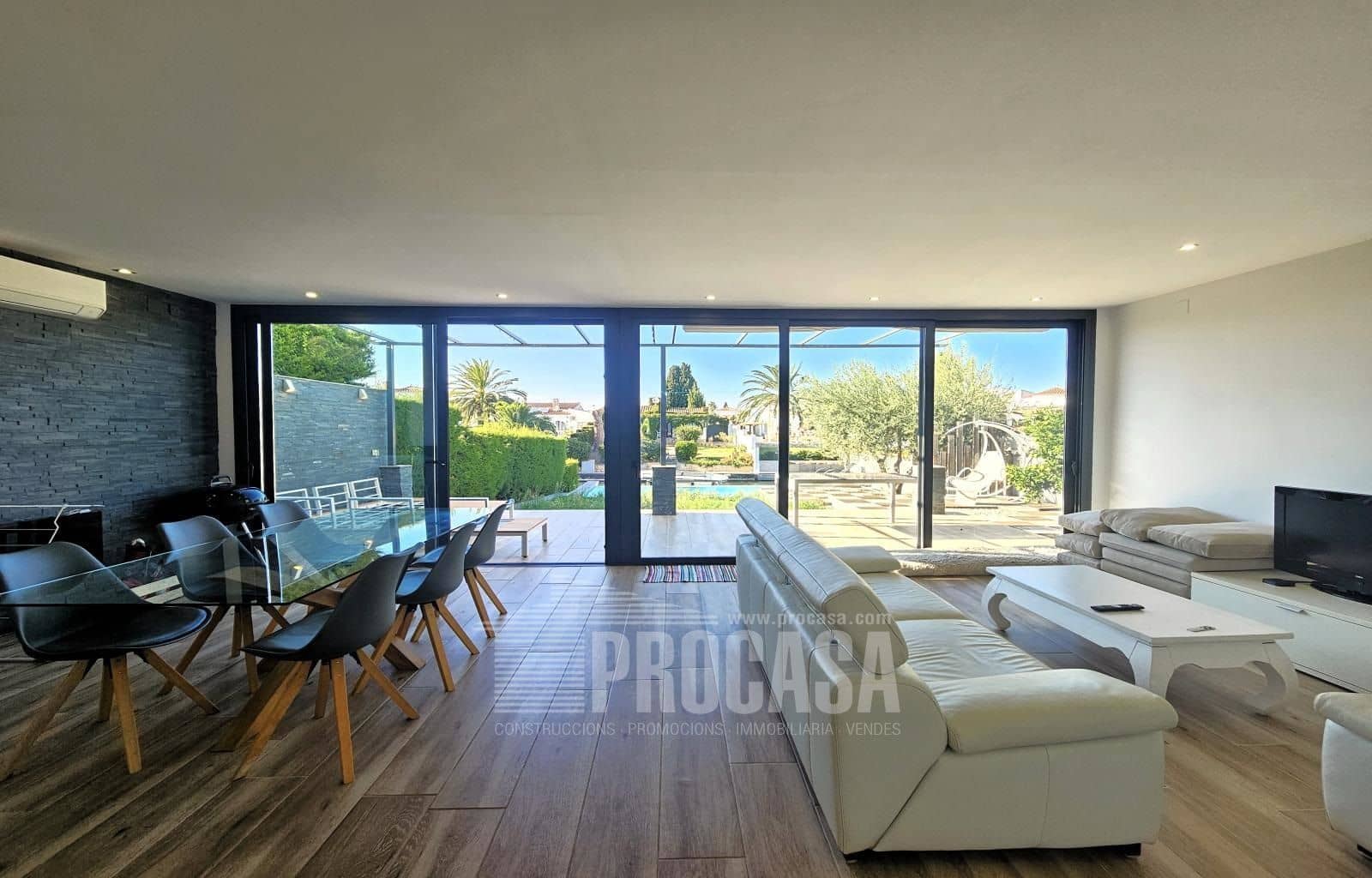 4 slaapkamer Villa te koop in Empuriabrava met zwembad garage - € 1.195.000 (Ref: 7996993)