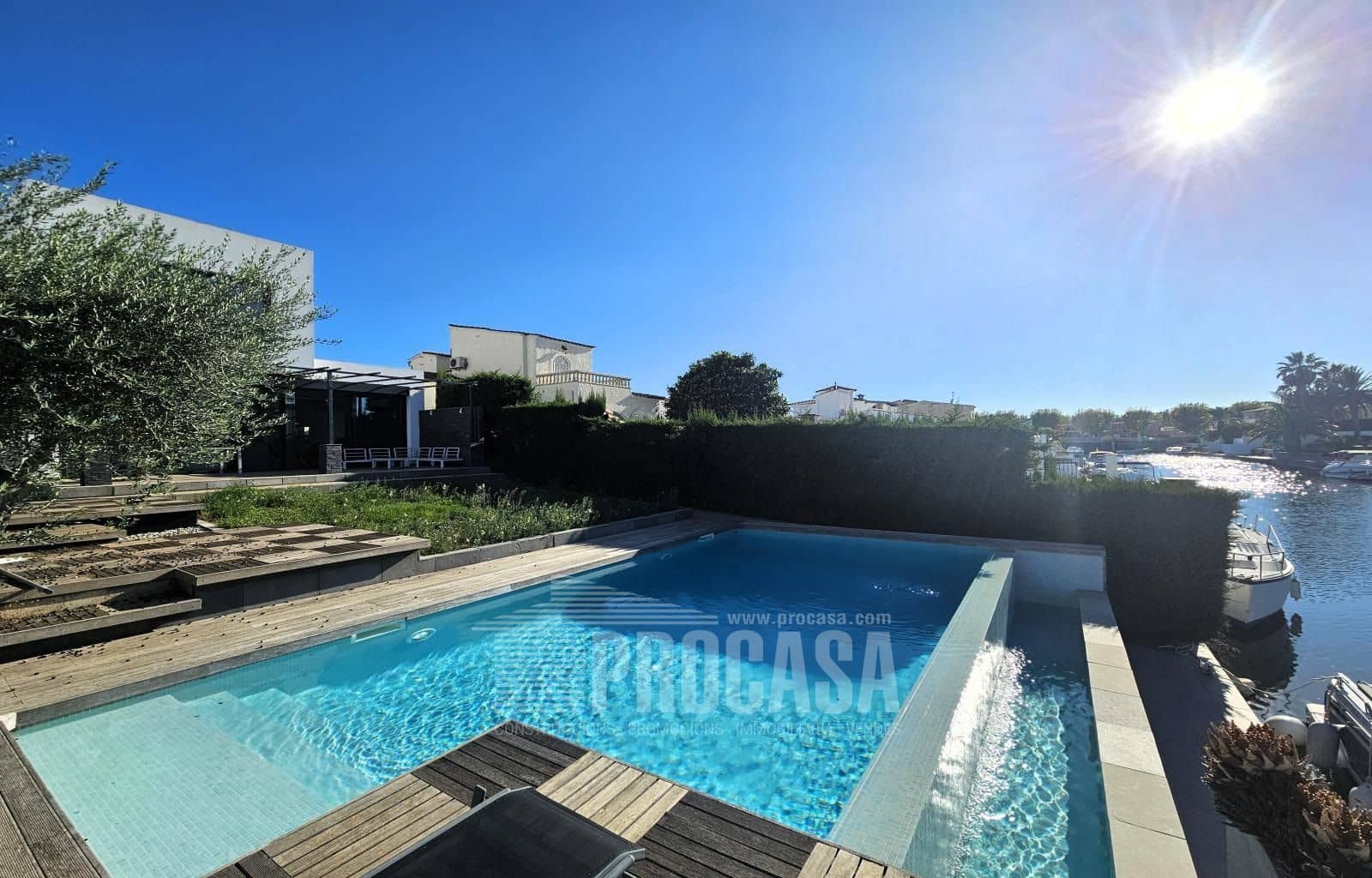 4 slaapkamer Villa te koop in Empuriabrava met zwembad garage - € 1.195.000 (Ref: 7996993)