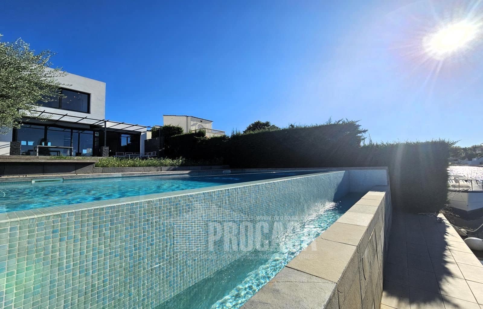 4 slaapkamer Villa te koop in Empuriabrava met zwembad garage - € 1.195.000 (Ref: 7996993)