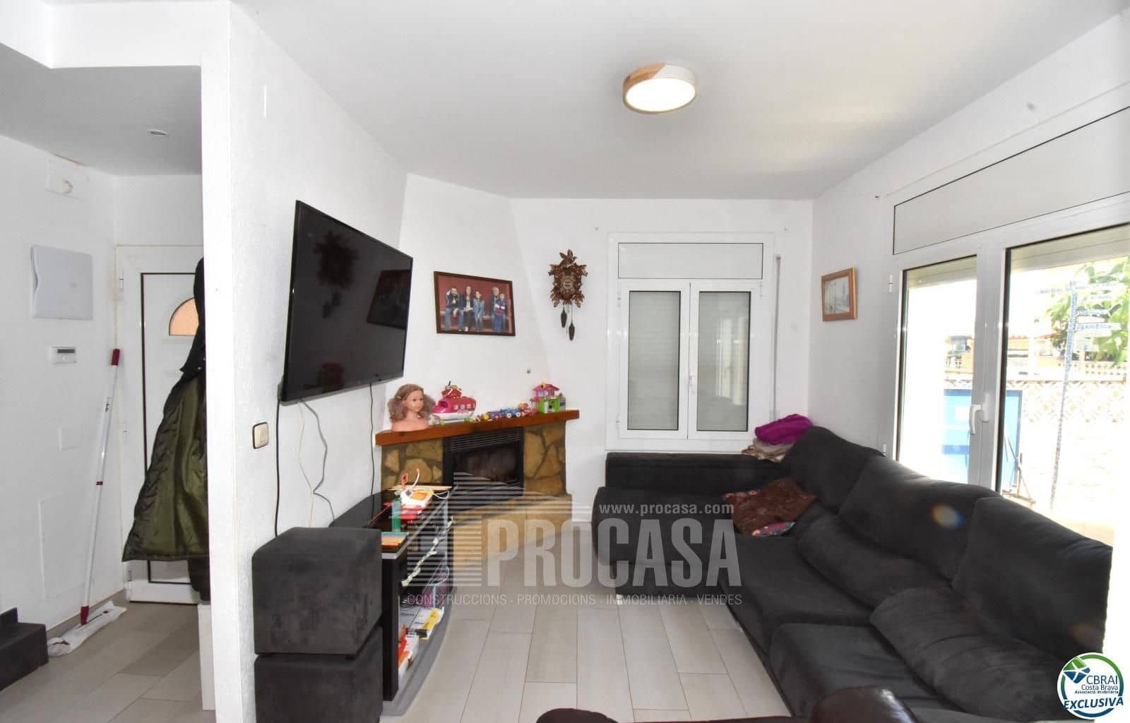 4 soveværelse Villa til salg i Empuriabrava med swimmingpool garage - € 349.000 (Ref: 8024634)