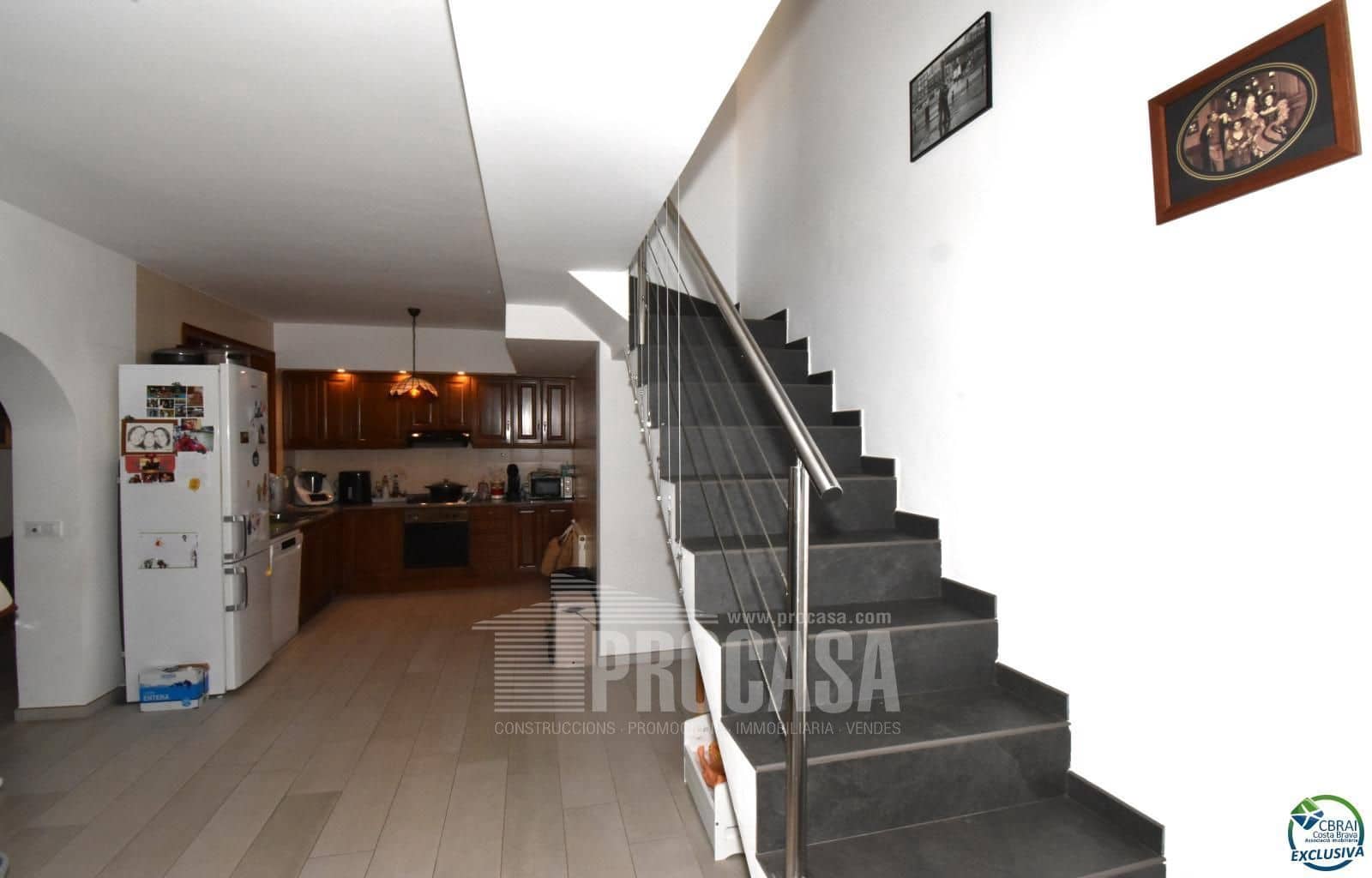 4 soveværelse Villa til salg i Empuriabrava med swimmingpool garage - € 349.000 (Ref: 8024634)