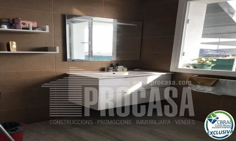 5 bedroom Villa for sale in Roses - € 460,000 (Ref: 8199273)