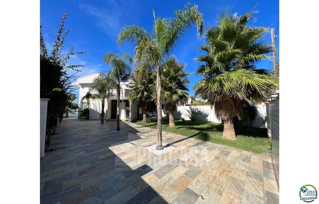 4 bedroom Villa for sale in Empuriabrava, Castelló d'Empúries with pool garage - € 1,099,000 (Ref: 8292620)