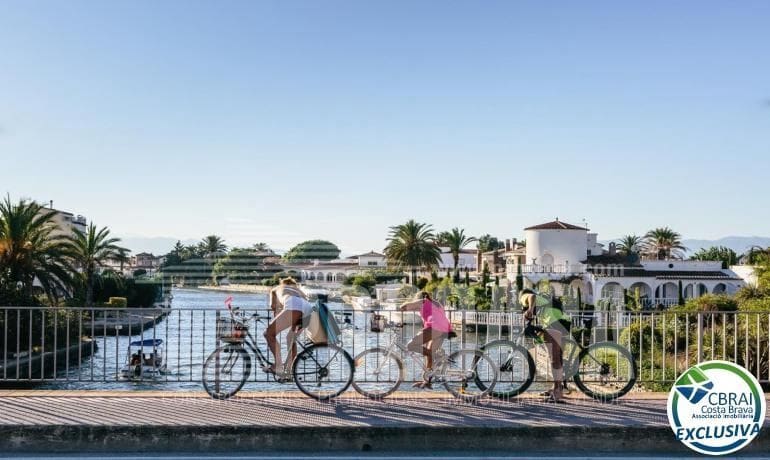 Commercial for sale in Empuriabrava - € 115,000 (Ref: 8321118)